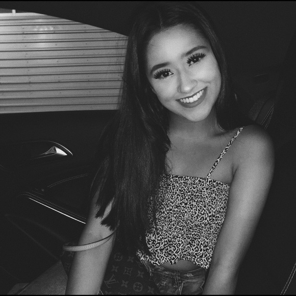 🌸 Meet your posher 🌸 - Picture 3 of 4